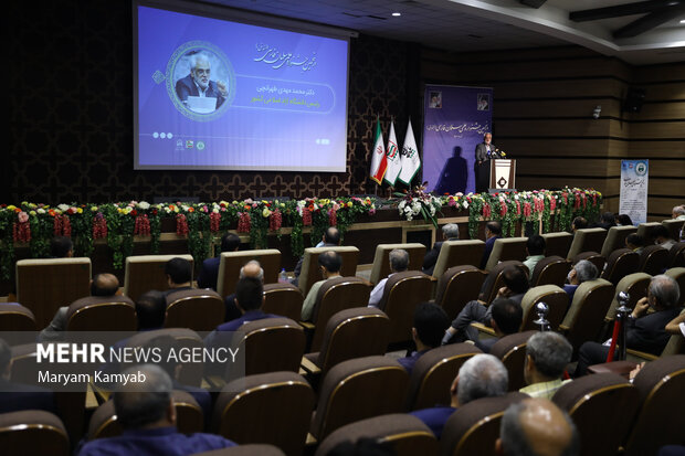 محمدمهدی طهرانچی رئیس دانشگاه آزاد اسلامی در حال سخنرانی در پنجمین جشنواره سلمان فارسی است