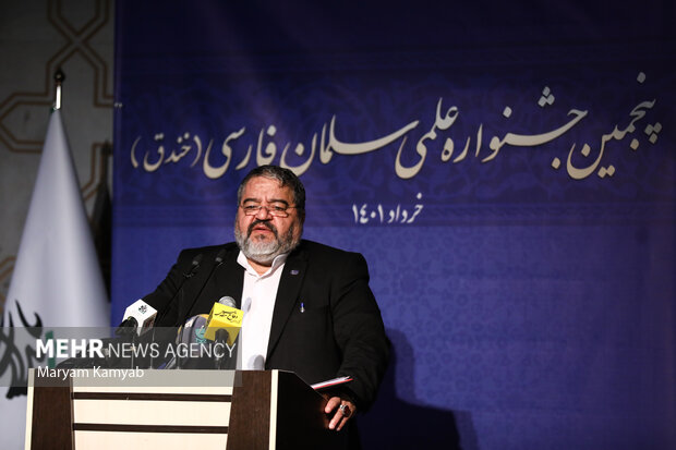 سردار غلامرضا جلالی رئیس سازمان پدافند غیرعامل در  حال سخنرانی در پنجمین جشنواره سلمان فارسی است