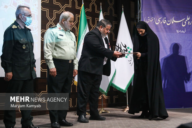 سردار غلامرضا جلالی رئیس سازمان پدافند غیرعامل در حال تقدیر از برگزیدگان پنجمین جشنواره سلمان فارسی است