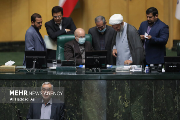 بهرام عین الهی وزیر بهداشت در حال سخنرانی در صحن علنی مجلس شورای اسلامی است