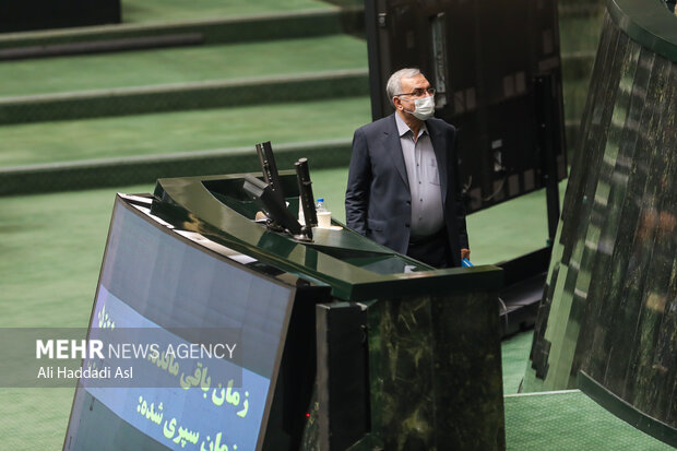 بهرام عین الهی وزیر بهداشت در صحن علنی مجلس شورای اسلامی حضور دارد