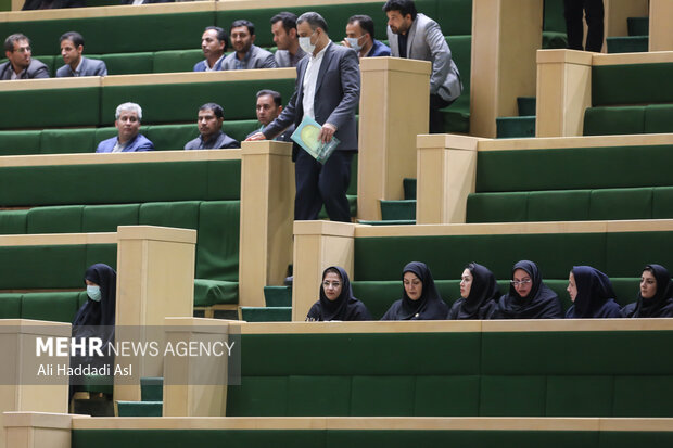 صحن علنی مجلس شورای اسلامی صبح روز سه شنبه 31 خردادماه با طرح سوال از بهرام عین الهی وزیر بهداشت برگزار شد