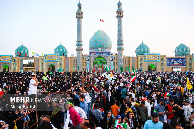 تصاویر/مسجدِ جمکران میں ترانہ "سلام فرماندہ“ کی عظیم الشان تقریب کا انعقاد
