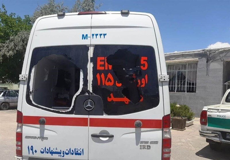 ماجرای حمله به نیروهای اورژانس و سرقت آمبولانس/ سارق آمبولانس و یکی از اوباش دستگیر شد