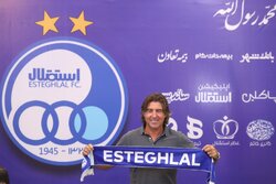 Signing contract with Sa Pinto as Esteghalal coach