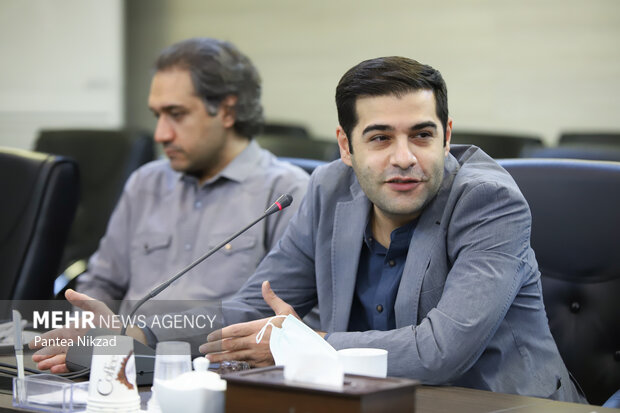 رضا منتظری به عنوان مدیرکل جدید اخبار فرهنگی خبرگزاری مهر در حال سخنرانی در جلسه معارفه است