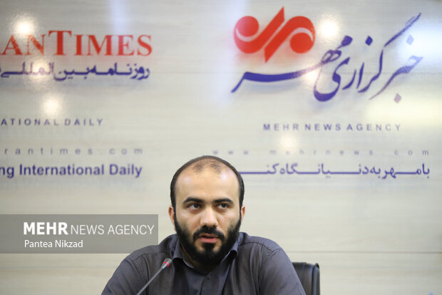 محمد شجاعیان مدیرعامل گروه رسانه‌ای مهر در حال سخنرانی در جلسه معارفه مدیر کل اخبار فرهنگی خبرگزاری مهر است