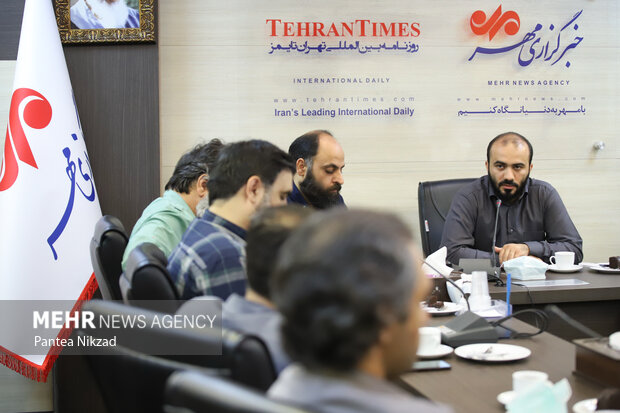 محمد شجاعیان مدیرعامل گروه رسانه‌ای مهر در حال سخنرانی در جلسه معارفه مدیر کل اخبار فرهنگی خبرگزاری مهر است