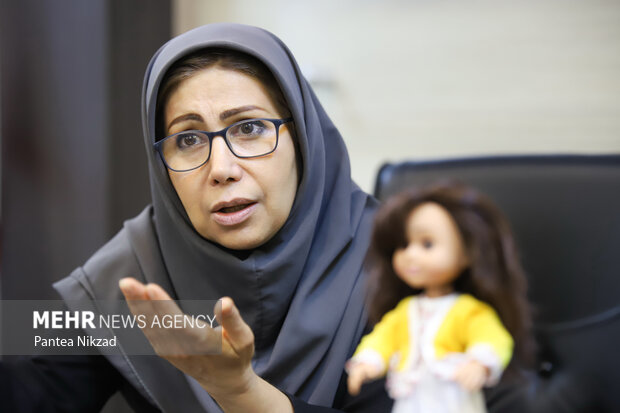 فرزانه بابایی طراح عروسک‌های ایرانی دارا و سارا در حال پاسخگویی به سوالات خبرنگار مهر است