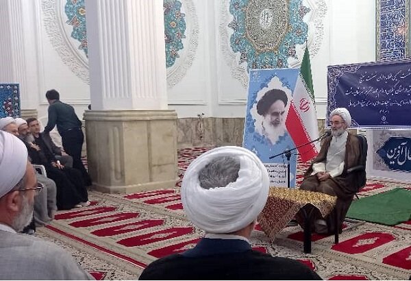 دشمن از کوچک‌ترین روزنه علیه نظام استفاده می‌کند