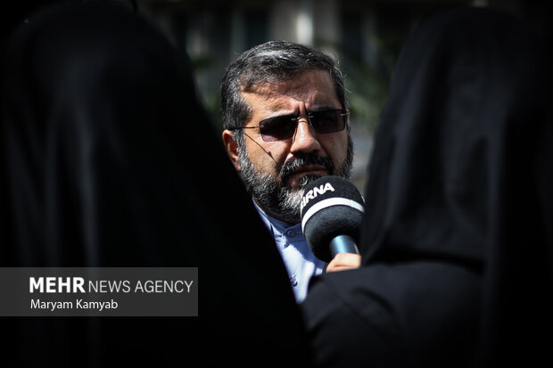 محمدمهدی اسماعیلی وزیر ارشاد در حال پاسخگویی به سوالات خبرنگاران در حاشیه جلسه هیات دولت است