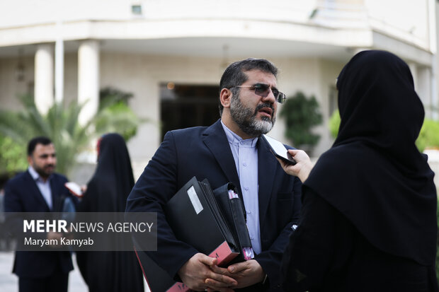 محمدمهدی اسماعیلی وزیر ارشاد در حال پاسخگویی به سوالات خبرنگاران در حاشیه جلسه هیات دولت است
