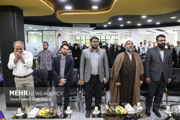 مدعوین در ابتدای مراسم سالروز افتتاح سایت تبیان ، در حال ادای احترام به سرود مقدس جمهوری اسلامی ایران هستند 