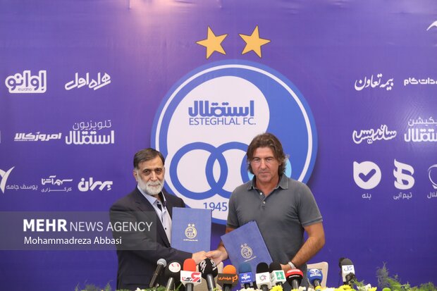 Signing contract with Sa Pinto as Esteghalal coach
