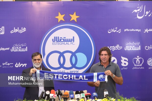 Signing contract with Sa Pinto as Esteghalal coach
