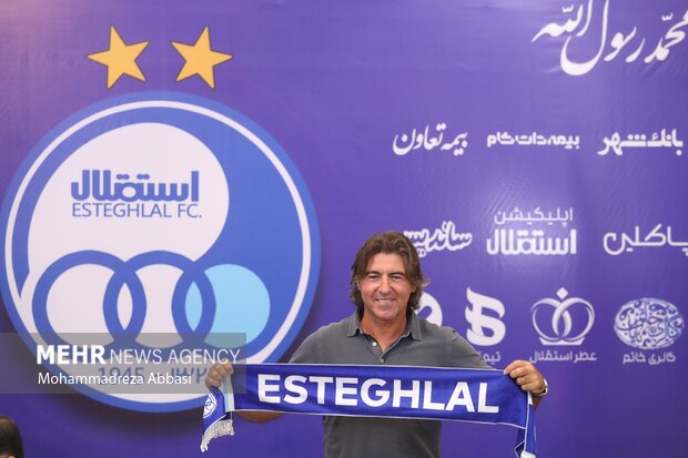 Signing contract with Sa Pinto as Esteghalal coach
