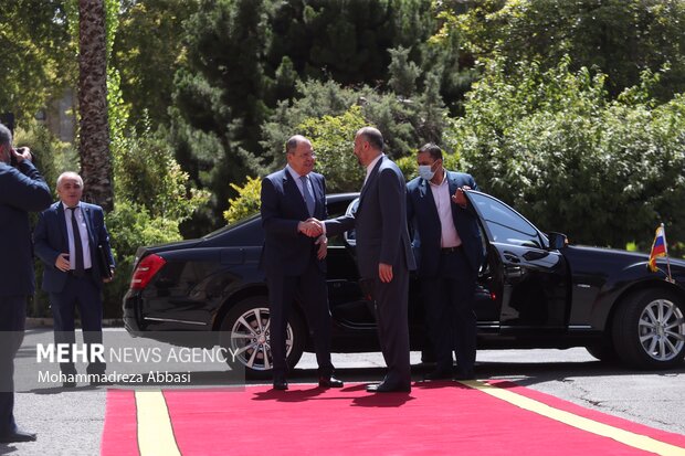 Amir Abdollahian welcomes Lavrov at Foreign Ministry compound