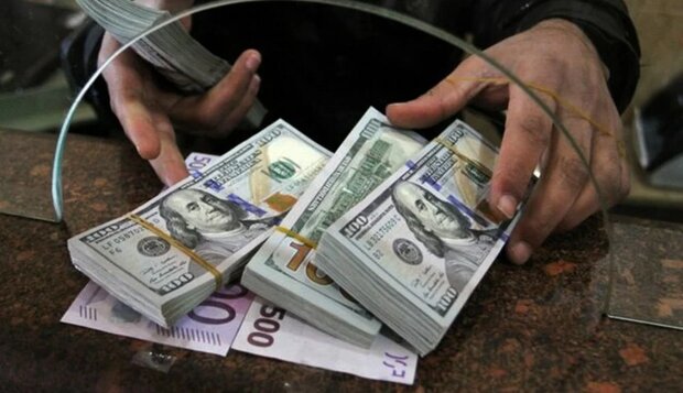 پاکستان میں "ڈالر" کی قیمت میں بڑی کمی