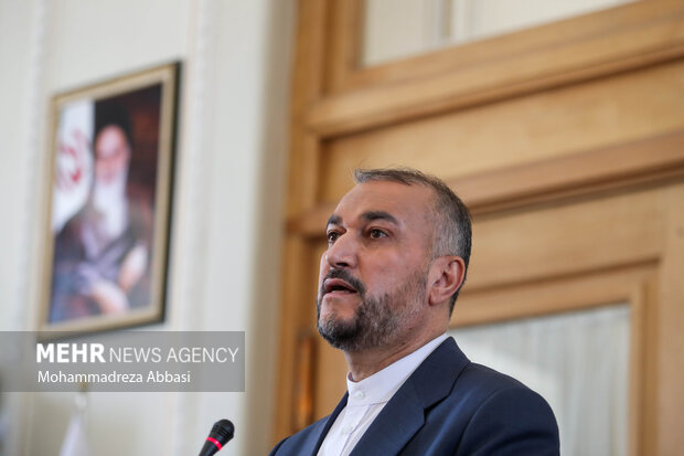 حسین امیرعبداللهیان وزیر امور خارجه ایران در حال سخنرانی در نشست خبری وزرای خارجه ایران وروسیه است