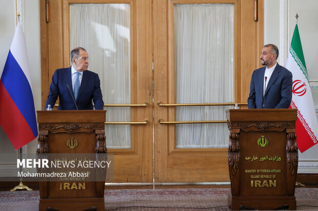 حسین امیرعبداللهیان وزیر امور خارجه ایران و سرگئی لاوروف وزیر خارجه روسیه در محل نشست خبری وزرای خارجه ایران وروسیه حضور دارند