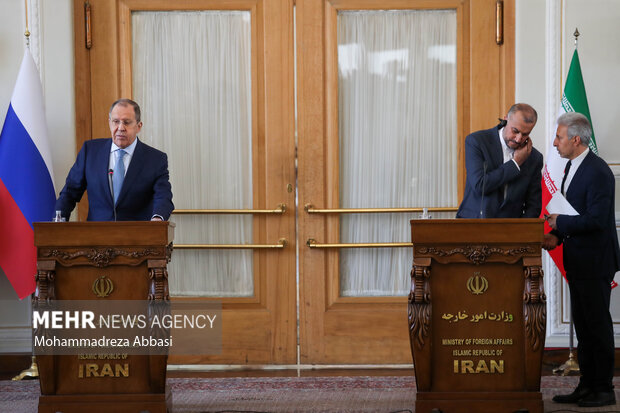 سرگئی لاوروف وزیر خارجه روسیه در حال سخنرانی در نشست خبری وزرای خارجه ایران وروسیه است