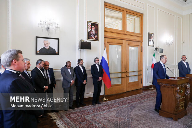 سرگئی لاوروف وزیر خارجه روسیه در حال سخنرانی در نشست خبری وزرای خارجه ایران وروسیه است