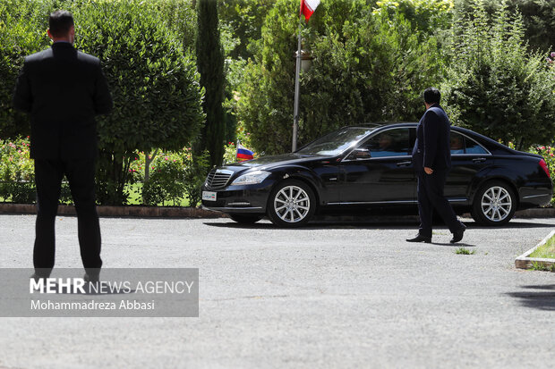 خودرو حامل سرگئی لاوروف وزیر خارجه روسیه در حال ورود به محل دیدار وزرای خارجه ایران  و روسیه است