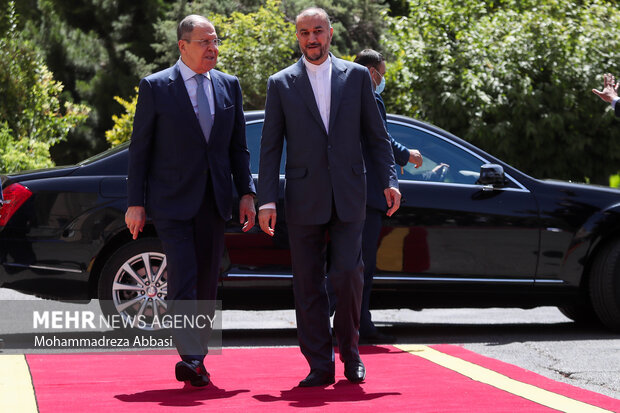 حسین امیرعبداللهیان وزیر امور خارجه ایران در حال استقبال از سرگئی لاوروف وزیر خارجه روسیه است