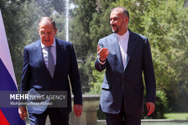 حسین امیرعبداللهیان وزیر امور خارجه ایران در حال استقبال از سرگئی لاوروف وزیر خارجه روسیه است