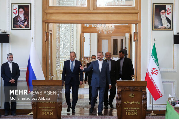 حسین امیرعبداللهیان وزیر امور خارجه ایران و سرگئی لاوروف وزیر خارجه روسیه در حال ورود به محل نشست خبری وزرای خارجه ایران و روسیه هستند