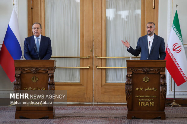 حسین امیرعبداللهیان وزیر امور خارجه ایران و سرگئی لاوروف وزیر خارجه روسیه در محل نشست خبری وزرای خارجه ایران وروسیه حضور دارند