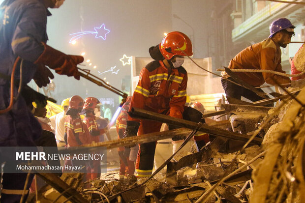 آواربرداری وامداد رسانی به حادثه دیدگان ریزش ساختمان متروپل در آبادان همچنان توسط نیروهای امدادی ادامه دارد
