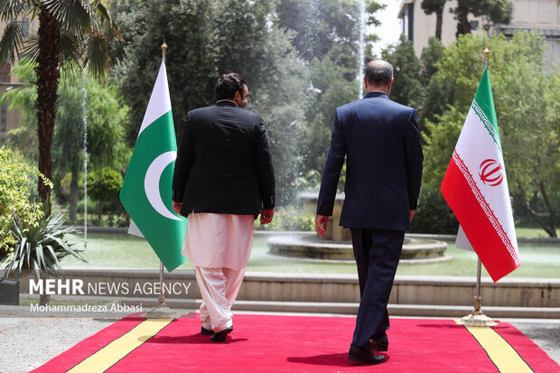 حسین امیرعبداللهیان وزیر امور خارجه ایران در حال استقبال از بلاول بوتو زرداری وزیر امور خارجه پاکستان است