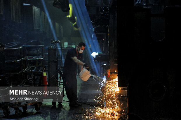 یکی از کارگران کارخانه ایران تایر در حال انجام کار در فرایند ساخت و ساز و تولید کارخانه است