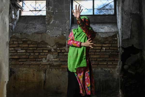 با «ژستن» به دل تاریخ معاصر سفر کنید/ حریم شخصی آدمها روی دیوار