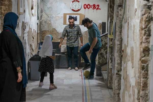 با «ژستن» به دل تاریخ معاصر سفر کنید/ حریم شخصی آدمها روی دیوار