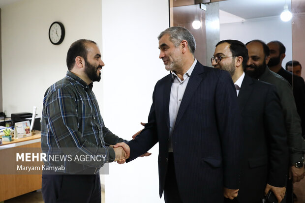 محمد شجاعیان مدیر گروه رسانه ای مهر در حال استقبال از علی نیکزاد نایب رئیس مجلس شورای اسلامی است
