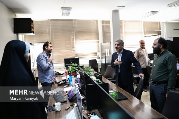 علی نیکزاد نایب رئیس مجلس شورای اسلامی در حال بازدید از تحریریه خبرگزاری مهر است