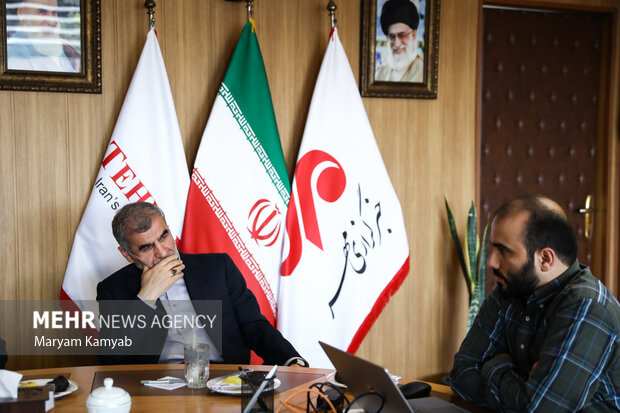محمد شجاعیان مدیر گروه رسانه ای مهر در حال گفتگو با علی نیکزاد نایب رئیس مجلس شورای اسلامی است