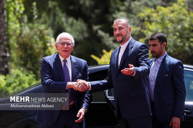 حسین امیرعبداللهیان وزیر امور خارجه ایران در حال استقبال از  جوزپ بورل  مسئول سیاست خارجی اتحادیه اروپا  در دیدار مسئول سیاست خارجی اتحادیه اروپا با وزیر امور خارجه ایران است