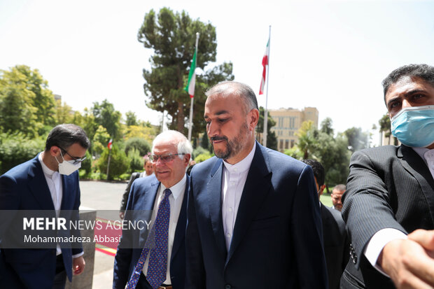 حسین امیرعبداللهیان وزیر امور خارجه ایران در حال استقبال از  جوزپ بورل  مسئول سیاست خارجی اتحادیه اروپا  در دیدار مسئول سیاست خارجی اتحادیه اروپا با وزیر امور خارجه ایران است