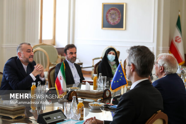حسین امیرعبداللهیان وزیر امور خارجه ایران و هیات همراه در حال گفتگو و مذاکره با جوزپ بورل  مسئول سیاست خارجی اتحادیه اروپا  هستند
