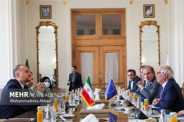 جوزپ بورل  مسئول سیاست خارجی اتحادیه اروپا و هیات همراه در حال گفتگو و مذاکره با حسین امیرعبداللهیان وزیر امور خارجه ایران هستند
