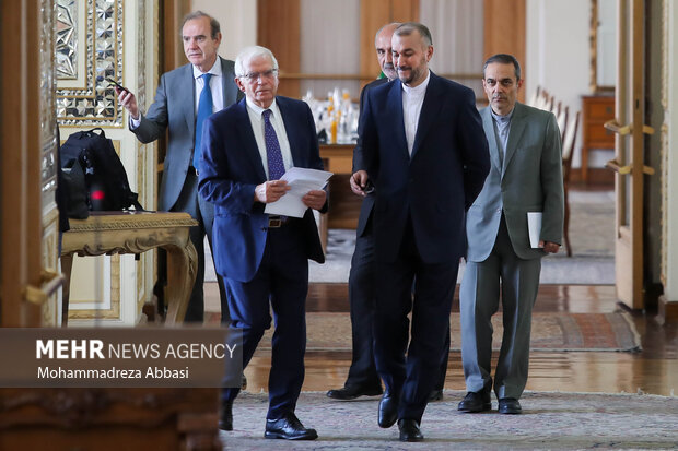 حسین امیرعبداللهیان وزیر امور خارجه ایران و جوزپ بورل  مسئول سیاست خارجی اتحادیه اروپا در حال ورود به محل نشست خبری پس از مذاکرات صبح امروز خود هستند
