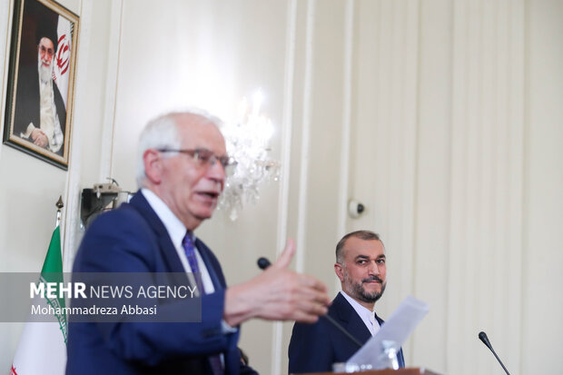 حسین امیرعبداللهیان وزیر امور خارجه ایران در محل نشست خبری مشترک خود با جوزپ بورل  مسئول سیاست خارجی اتحادیه اروپا دارد