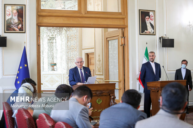 جوزپ بورل  مسئول سیاست خارجی اتحادیه اروپا  در حال سخنرانی در نشست خبری مشترک خود با حسین امیرعبداللهیان وزیر امور خارجه ایران است