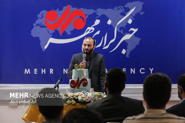  محمد شجاعیان مدیرعامل گروه رسانه ای مهر در حال سخنرانی در جشن بیستمین سالگرد تاسیس خبرگزاری مهر است