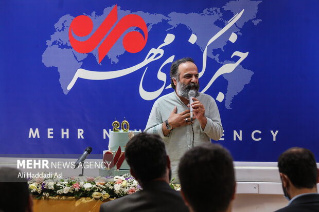محسن محمدی مدیر روابط عمومی خبرگزاری مهر درحال اجرای جشن بیستمین سالگرد تاسیس خبرگزاری مهر است