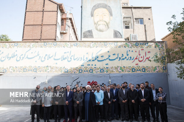 مهمانان و مدیران و اعضای تحریریه خبرگزاری مهر در حال گرفتن عکس یادگاری در پایان  جشن بیستمین سالگرد تاسیس خبرگزاری هستند