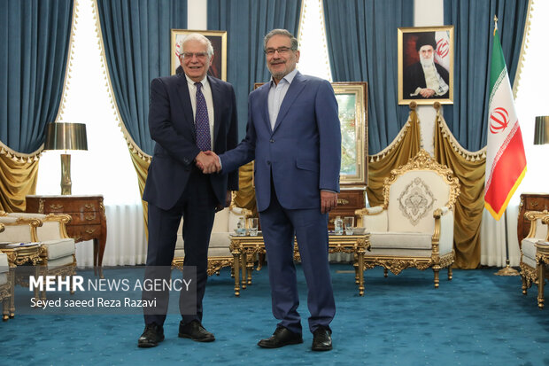 علی شمخانی، دبیر شورای عالی امنیت ملی جمهوری اسلامی ایران و جوزپ بورل مسئول سیاست خارجی اتحادیه اروپا در حال گرفتن عکس یادگاری هستند